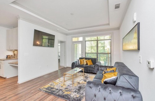 Conroe Apartment | 2bd 2ba Golden Retreat