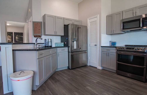Acapulco Village House | 2BD/3BA 1426SF UPSCALE TOWNHOUSE NEAR JAMAICA BEACH - AMAZING VIEWS - SLEEPS 8