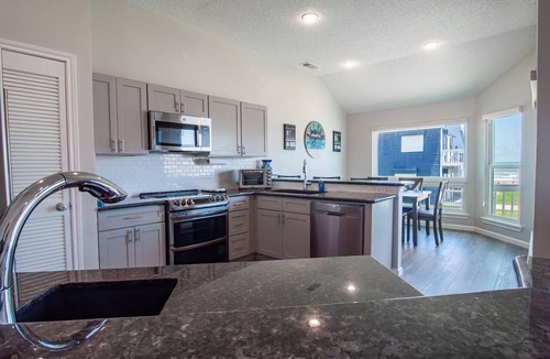 Acapulco Village House | 2BD/3BA 1426SF UPSCALE TOWNHOUSE NEAR JAMAICA BEACH - AMAZING VIEWS - SLEEPS 8