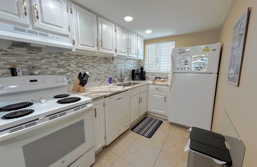 Gulf Shores Condo | 2BR Gulf-Front Condo w/beach equipment | Sleeps 7