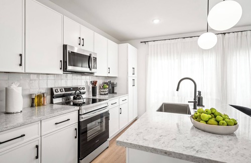 South Central Houston House | 2Linkd Suites 6BR Ensuite Slps17 Pool&Spa Gated