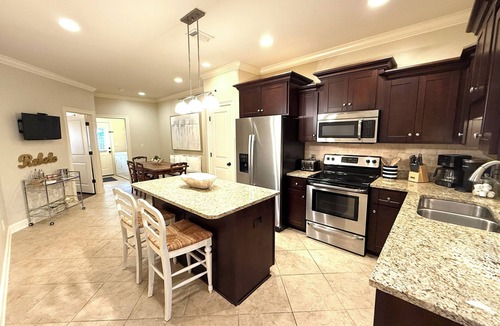 Oxford House | 2pm check in/12pm check out. Sleeps 8, 3 Bedrooms,3.5 baths & 2miles from campus