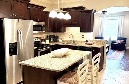 Oxford House | 2pm check in/12pm check out. Sleeps 8, 3 Bedrooms,3.5 baths & 2miles from campus