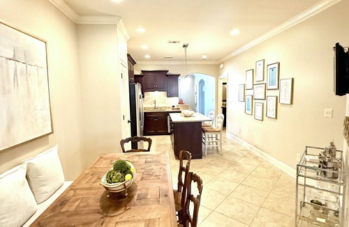 Oxford House | 2pm check in/12pm check out. Sleeps 8, 3 Bedrooms,3.5 baths & 2miles from campus