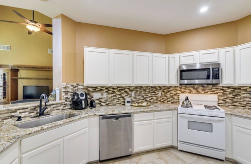 Sugar Land House | 3,500-Sq-Ft Retreat w/Private Yard in Sugar Land!