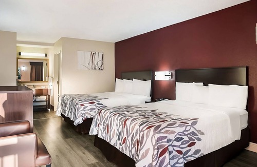 Tupelo Hotel | 3 Affordable Units Near Tupelo Buffalo Park & Zoo | Pets Allowed | FREE Parking!