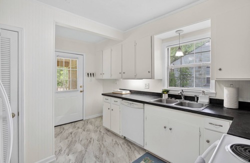 Hattiesburg House | 3 bedroom/1ba home King bed+2 Queen beds quiet, safe area close to everything