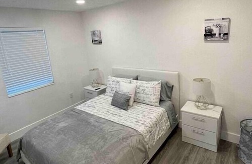 Biscayne Park Apartment | 3 Bedroom 688795 by Houzlet