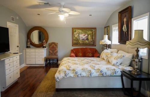 Bayview Apartment | 3 Bedroom 803872 by Houzlet