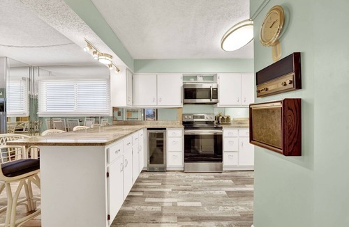 Biltmore Beach Condo | 3 Bedroom Deluxe Modern beach condo with balcony beach access - Shoreline Beach