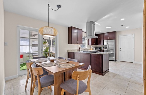 Gainesville Ski Chalet | 3-bedroom entire house with pool near UF and Santa Fe College.