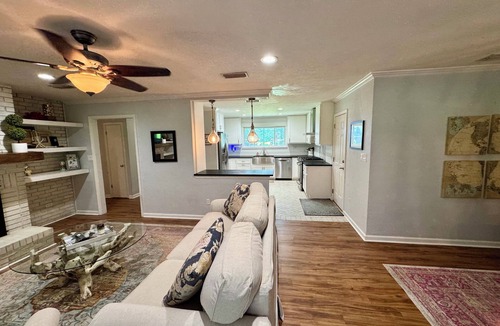 Tallahassee House | 3-bedroom home in Tally with yard & garage, 4 miles from FSU, FAMU, & Capital