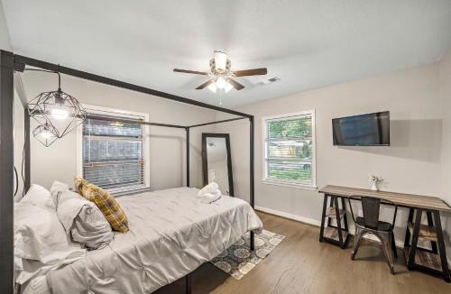 Pasadena House | 3 Bedroom Home The Neighborhood Spot desks in 2 rooms high speed Internet wifi Kick Back & Relax close to Houston Hobby Airport 5 star superhost