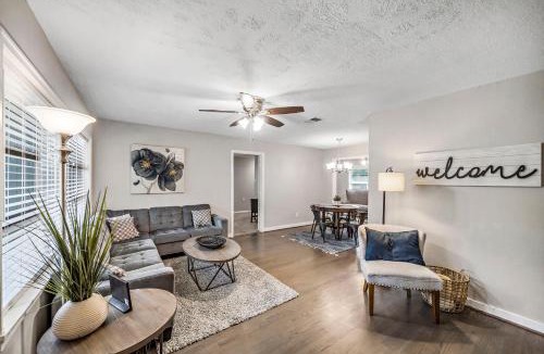 Pasadena House | 3 Bedroom Home The Neighborhood Spot desks in 2 rooms high speed Internet wifi Kick Back & Relax close to Houston Hobby Airport 5 star superhost