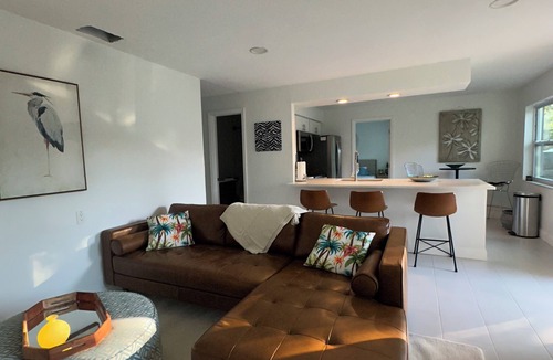 Shore Acres House | 3-bedroom house in soothing St. Petersburg with cool AC