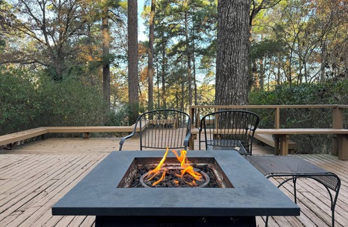Hattiesburg House | 3-bedroom lakefront house in charming Hattiesburg with AC, WiFi. Enjoy your stay