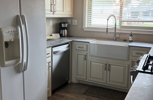 West Orange House | 3 bedroom, miutes from refineries, quiet neighborhood!