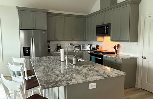 Chauvin Cabin | 3-bedroom waterfront fishing lodge with WiFi, AC in gorgeous Chauvin/Cocodrie LA