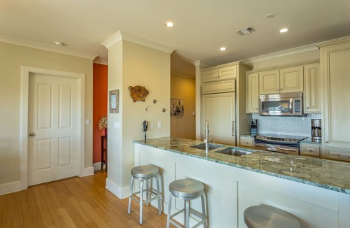 East End Condo | 3 BR 2 Bath Condo located in the town center - walk to shops and restaurants!