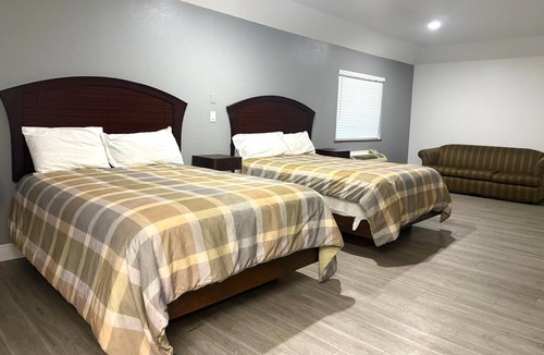 Greater Greenspoint Hotel | 3 Contemporary Rooms | Free Breakfast and Parking | Thorne Stadium - 1.5 miles