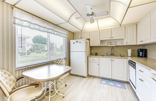 East Naples Condo | 3 Mi to Downtown Naples: Country Club Condo!