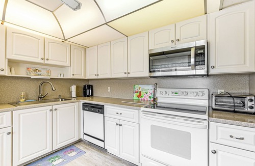 East Naples Condo | 3 Mi to Downtown Naples: Country Club Condo!