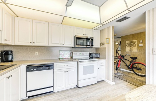 East Naples Condo | 3 Mi to Downtown Naples: Country Club Condo!