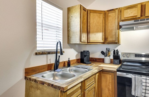 Joaquin Cabin | 3 Mi to Sabine River! Modern Cabin Retreat
