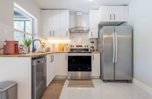 Poinciana Park Villa | 3-Min to beach! King bed I BBQ I Firepit & Pool