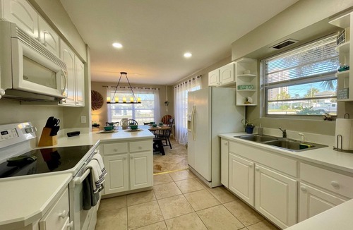 Daytona Beach House | 3 Min Walk to Beach- Arcade- 2 Living Rooms- 2 Kitchens-