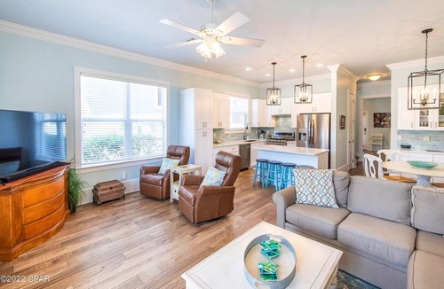 Fort Bay House | 3 mins to the Sand, Beachfront Pool!