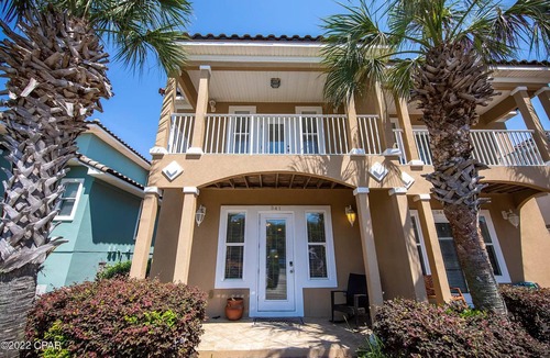 Fort Bay House | 3 mins to the Sand, Beachfront Pool!