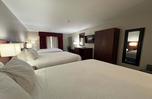Hampton Hotel | 3 Queen Bed | Hampton