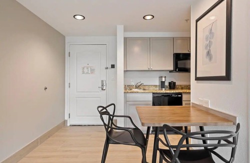 FM 1960 Hotel | 3 Quiet Rooms Near Houston’s Main Attractions & Vibrant City Highlights