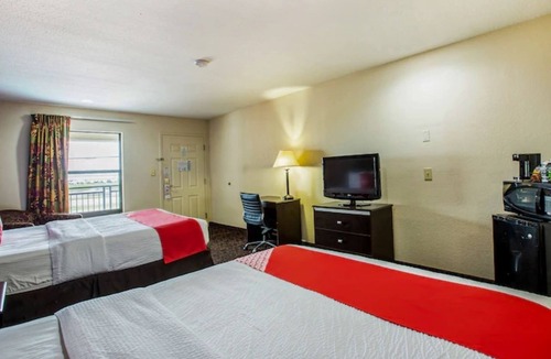 Port Allen Hotel | 3 Relaxing Rooms for a Convenient LSU Stay Near Dining & Attractions