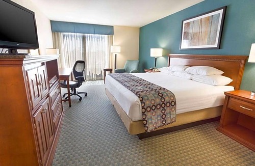 Homewood Hotel | 3-Star Hotel ∙ Drury Inn & Suites Birmingham Lakeshore Drive