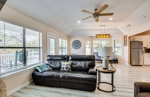 Kingston House | 300 Feet to Lake Texoma: Modern Home w/Deck!