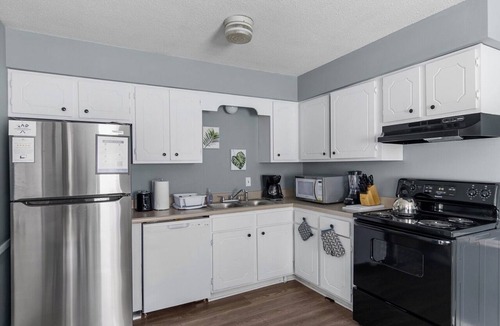 Norwood House | 32nd Street Retreat | Downtown/Backyard/Parking