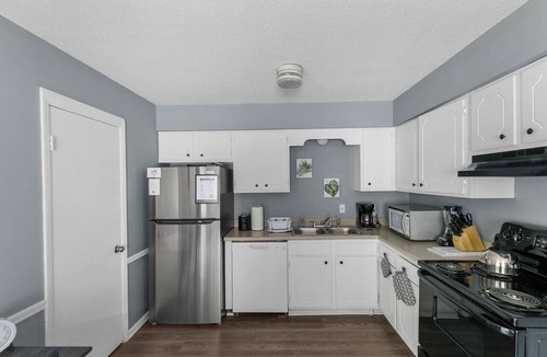 Norwood House | 32nd Street Retreat | Downtown/Backyard/Parking