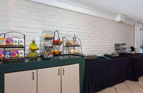 Northeast Pensacola Hotel | 35 m² Hotel ∙ 127 guests