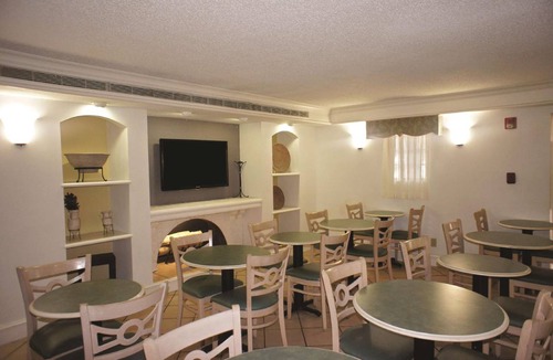 Northeast Pensacola Hotel | 35 m² Hotel ∙ 127 guests