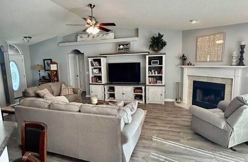 Gulf Breeze House | 3B 2bath House in charming Gulf Breeze with private pool and privacy fence.