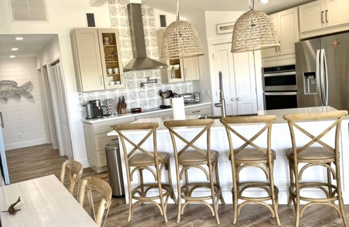 Placida House | 3bd 3ba Island Oasis Beach Front with a dock-Perfect Event space