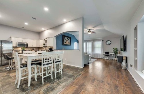 South Arlington Apartment | 3BD Home Garage HWY 360 Grand Prairie (GP020)
