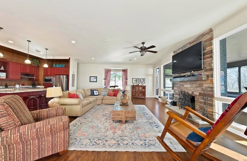 Quinlan House | 3BD Lakefront Escape | Private Dock | Games