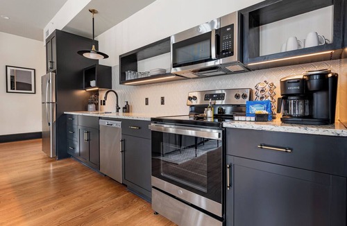 Central Business District Hotel | 3BR City Views: Walk to French Quarter | The Mayfair