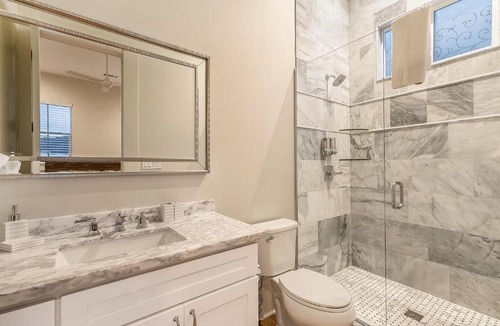 Faubourg Lafayette Apartment | 3BR Cottage by Hosteeva close to St Charles w Pool