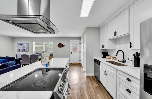 Allen House | 3BR Home Near Outlets & Event Center , Pet Friendly, Backyard