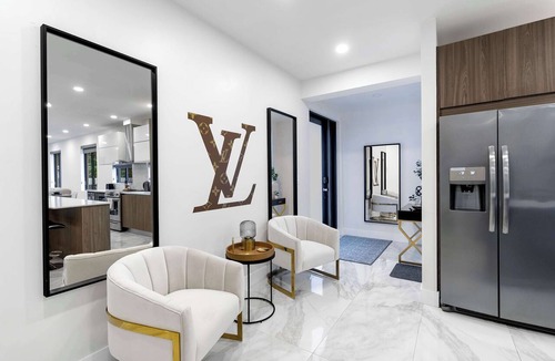 Croissant Park House | 3BR Luxe Duplex with Pool, BBQ & Games Near Downtown