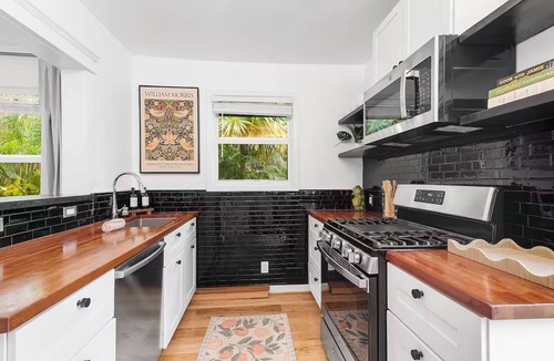 Old Northwood Historic District House | 3BR Tropical Oasis w/Hot Tub & Backyard BBQ West Palm Beach